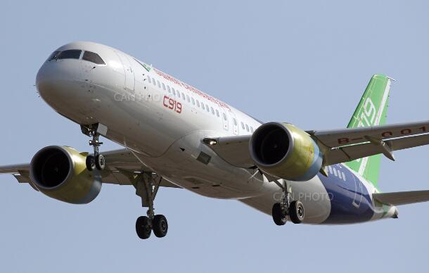 中國(guó)國(guó)產(chǎn)大型客機(jī)C919在新加坡首次試飛